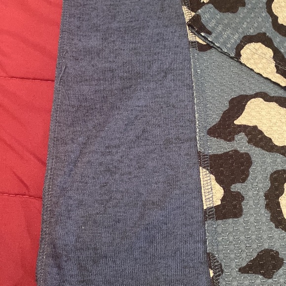 UMGEE NWT Dusty Blue&White Leopard Long Sleeve Button Front Top Large - Picture 11 of 12